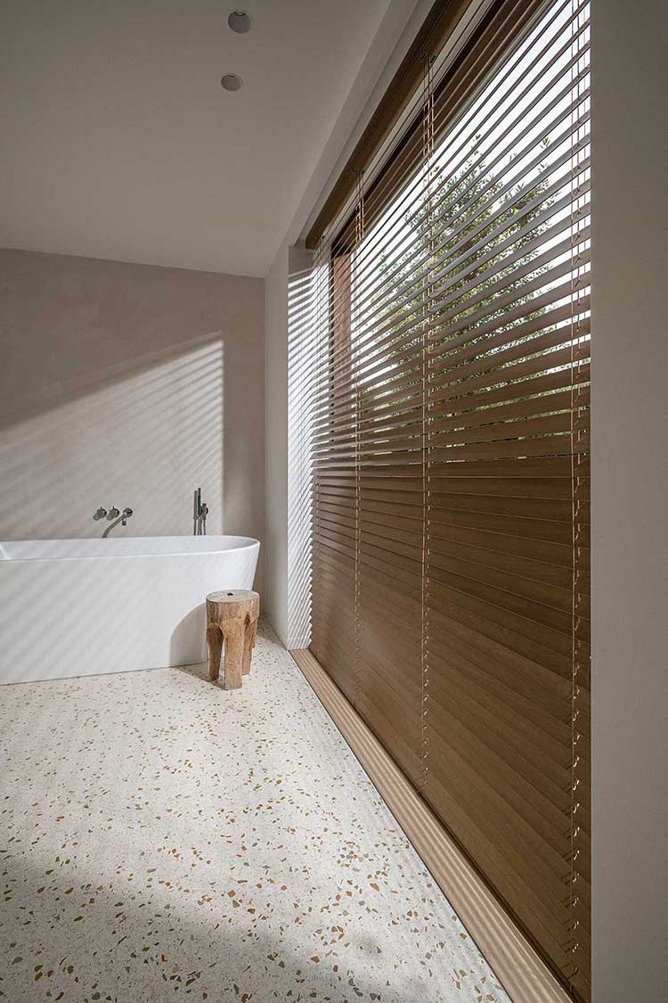 Horizontaal houten lamellen badkamer